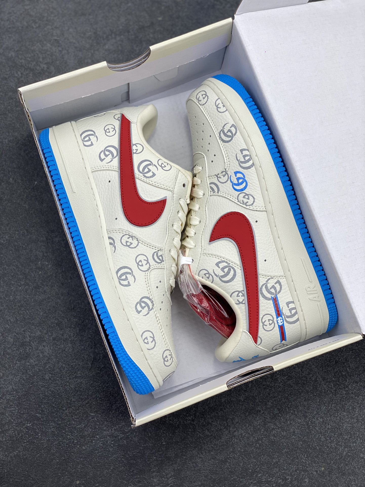 图片[9]-NIke Air Force 1 \’07 Low 古驰联名–白红蓝 空军一号低帮 运动鞋 休闲鞋 折边针车 高级夜光效果 工艺难度大 原楦头原纸板 原装鞋盒 原厂鞋底 超高清洁度 细节完美 货号：SC0601-572 尺码：36 36.5 37.5 38 38.5 39 40 40.5 41 42 42.5 43 44 44.5 45-选品中心