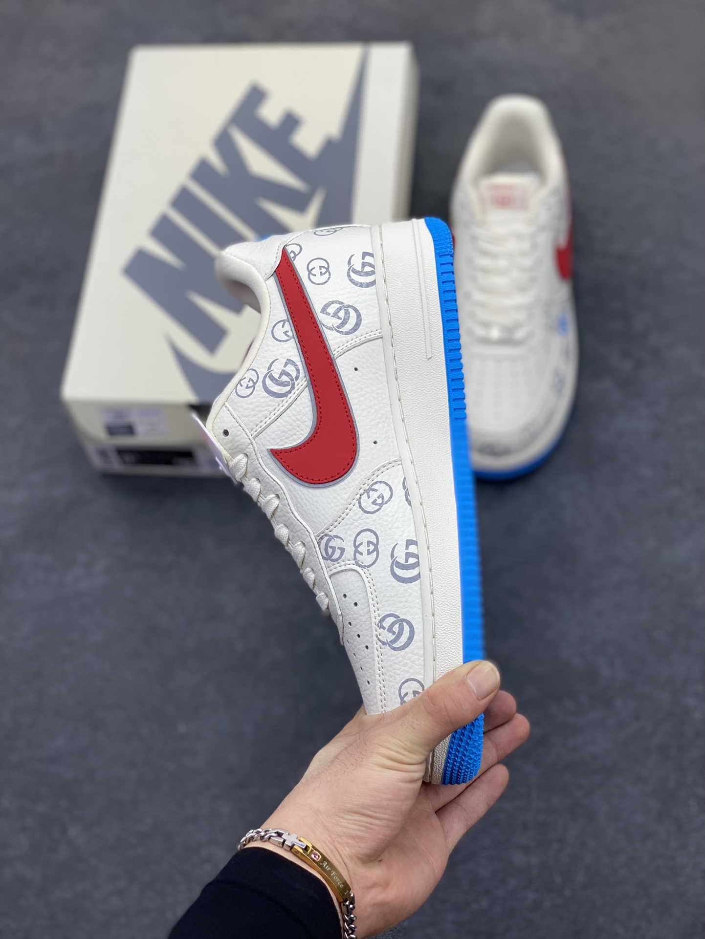图片[3]-NIke Air Force 1 \’07 Low 古驰联名–白红蓝 空军一号低帮 运动鞋 休闲鞋 折边针车 高级夜光效果 工艺难度大 原楦头原纸板 原装鞋盒 原厂鞋底 超高清洁度 细节完美 货号：SC0601-572 尺码：36 36.5 37.5 38 38.5 39 40 40.5 41 42 42.5 43 44 44.5 45-选品中心