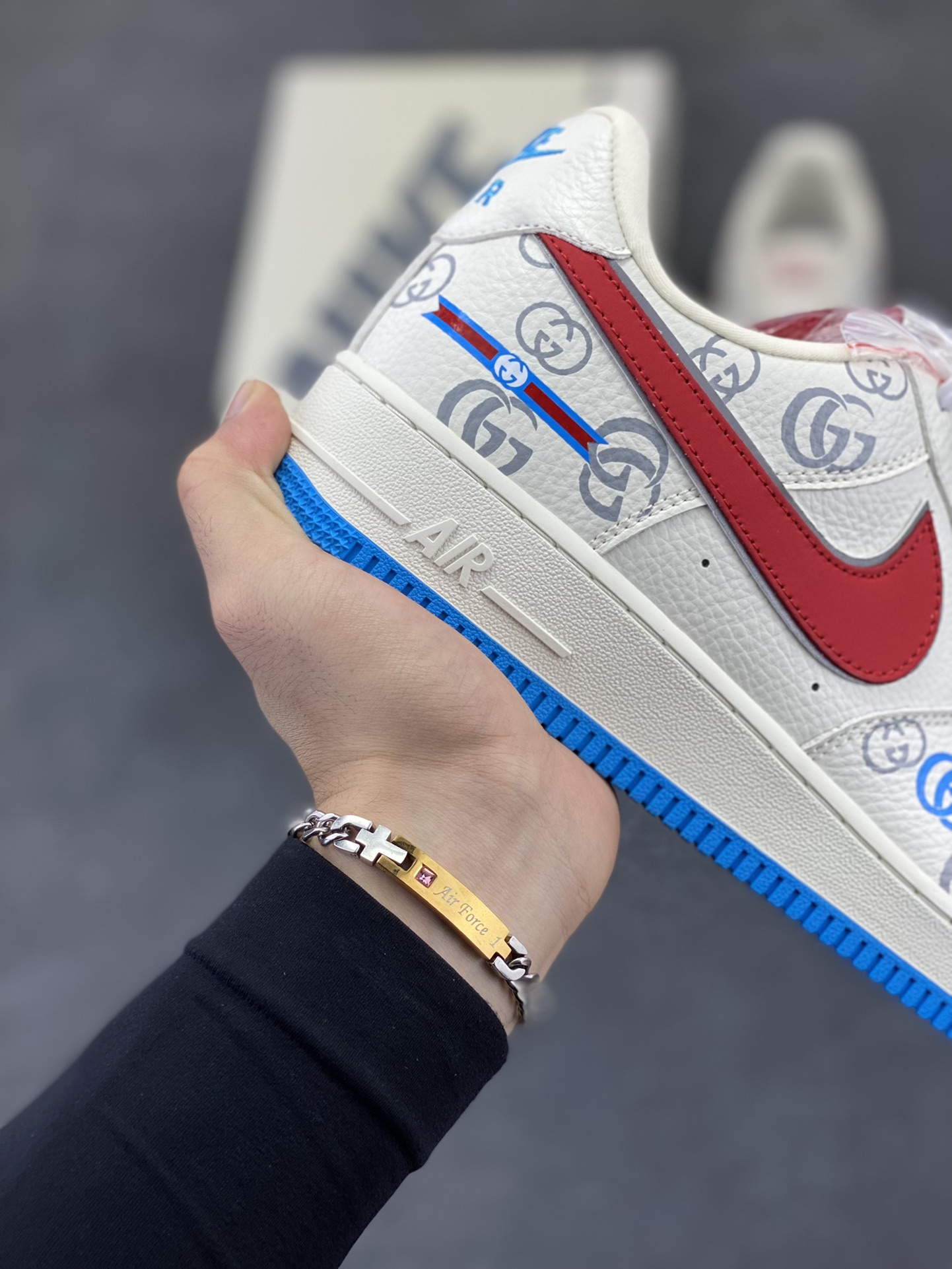 图片[6]-NIke Air Force 1 \’07 Low 古驰联名–白红蓝 空军一号低帮 运动鞋 休闲鞋 折边针车 高级夜光效果 工艺难度大 原楦头原纸板 原装鞋盒 原厂鞋底 超高清洁度 细节完美 货号：SC0601-572 尺码：36 36.5 37.5 38 38.5 39 40 40.5 41 42 42.5 43 44 44.5 45-选品中心