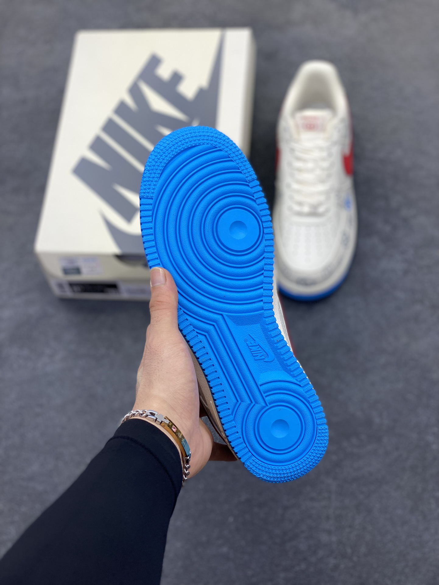 图片[5]-NIke Air Force 1 \’07 Low 古驰联名–白红蓝 空军一号低帮 运动鞋 休闲鞋 折边针车 高级夜光效果 工艺难度大 原楦头原纸板 原装鞋盒 原厂鞋底 超高清洁度 细节完美 货号：SC0601-572 尺码：36 36.5 37.5 38 38.5 39 40 40.5 41 42 42.5 43 44 44.5 45-选品中心