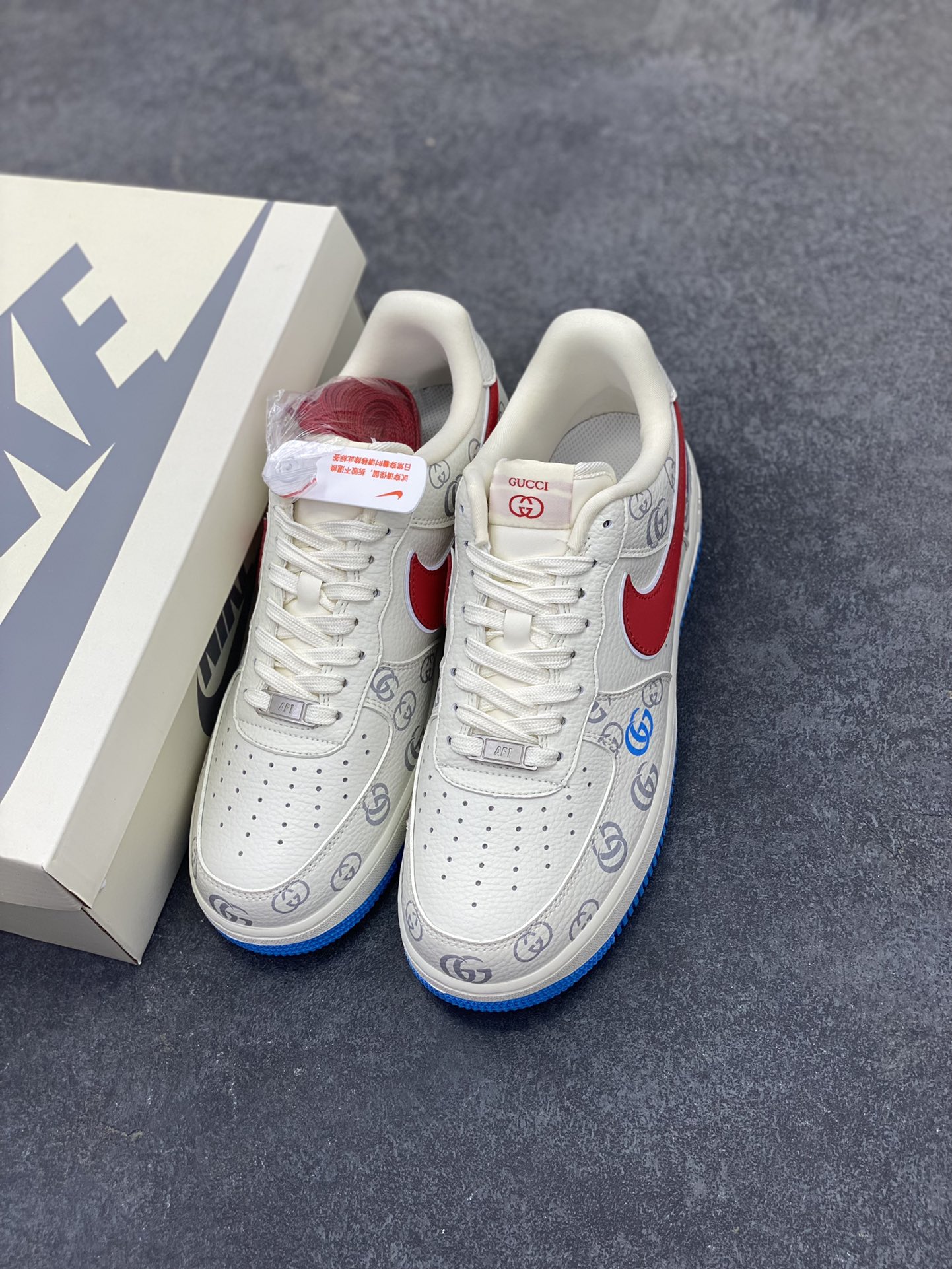 图片[8]-NIke Air Force 1 \’07 Low 古驰联名–白红蓝 空军一号低帮 运动鞋 休闲鞋 折边针车 高级夜光效果 工艺难度大 原楦头原纸板 原装鞋盒 原厂鞋底 超高清洁度 细节完美 货号：SC0601-572 尺码：36 36.5 37.5 38 38.5 39 40 40.5 41 42 42.5 43 44 44.5 45-选品中心