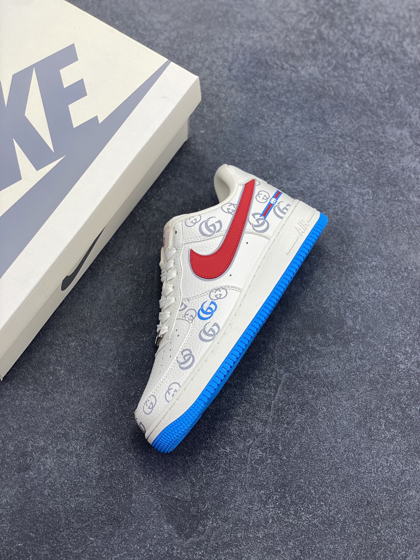 图片[7]-NIke Air Force 1 \’07 Low 古驰联名–白红蓝 空军一号低帮 运动鞋 休闲鞋 折边针车 高级夜光效果 工艺难度大 原楦头原纸板 原装鞋盒 原厂鞋底 超高清洁度 细节完美 货号：SC0601-572 尺码：36 36.5 37.5 38 38.5 39 40 40.5 41 42 42.5 43 44 44.5 45-选品中心