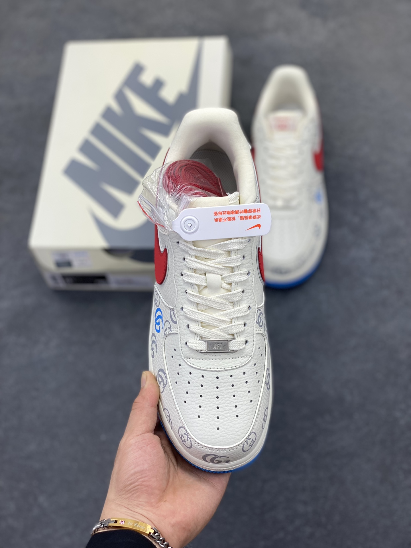 图片[2]-NIke Air Force 1 \’07 Low 古驰联名–白红蓝 空军一号低帮 运动鞋 休闲鞋 折边针车 高级夜光效果 工艺难度大 原楦头原纸板 原装鞋盒 原厂鞋底 超高清洁度 细节完美 货号：SC0601-572 尺码：36 36.5 37.5 38 38.5 39 40 40.5 41 42 42.5 43 44 44.5 45-选品中心