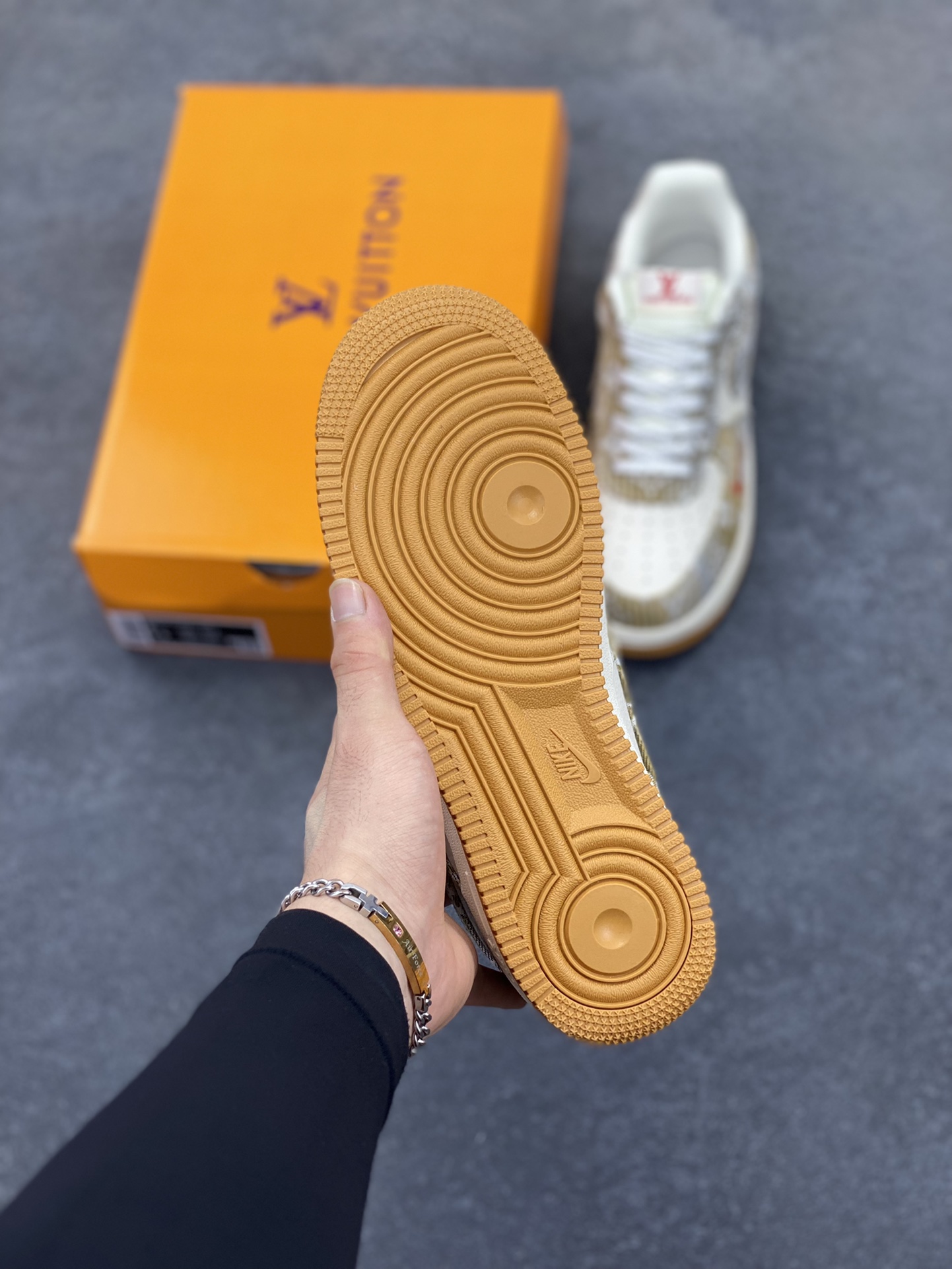 图片[5]-NIke Air Force 1 \’07 Low “LV联名——灰棕花布”空军一号 低帮 运动鞋 休闲鞋 折边针车 工艺难度大 原楦头原纸板 原装鞋盒 定制五金配件 内置全掌气垫 原厂鞋底 货号：DF0188-076 尺码：36 36.5 37.5 38 38.5 39 40 40.5 41 42 42.5 43 44 44.5 45-选品中心