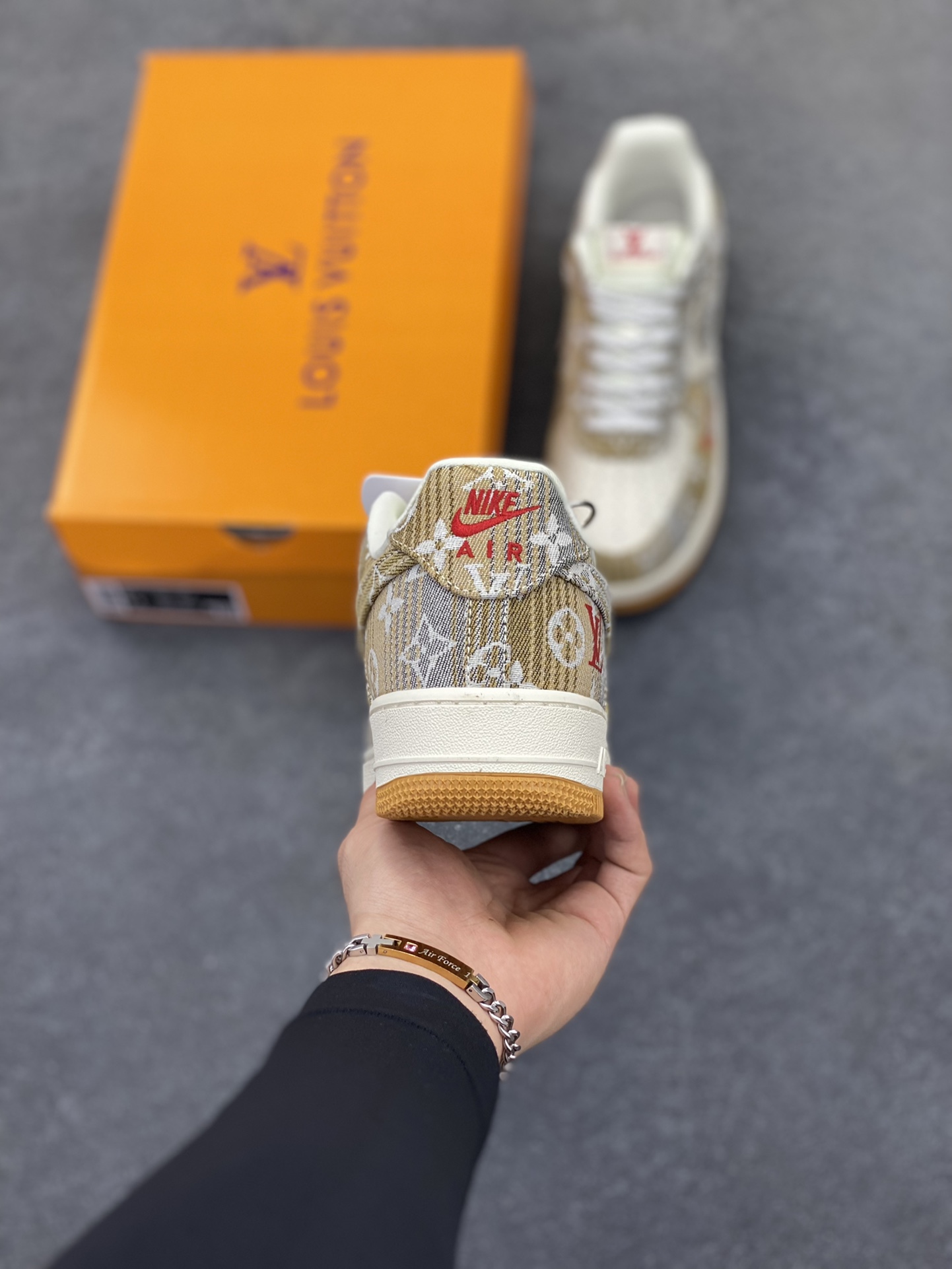 图片[4]-NIke Air Force 1 \’07 Low “LV联名——灰棕花布”空军一号 低帮 运动鞋 休闲鞋 折边针车 工艺难度大 原楦头原纸板 原装鞋盒 定制五金配件 内置全掌气垫 原厂鞋底 货号：DF0188-076 尺码：36 36.5 37.5 38 38.5 39 40 40.5 41 42 42.5 43 44 44.5 45-选品中心
