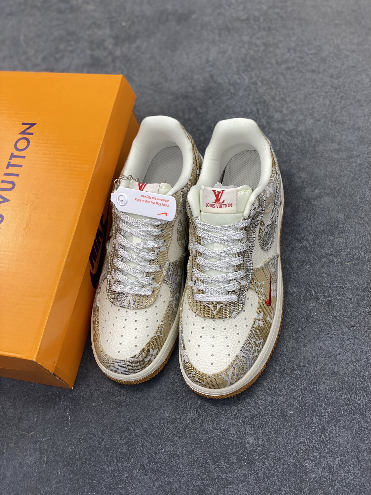图片[8]-NIke Air Force 1 \’07 Low “LV联名——灰棕花布”空军一号 低帮 运动鞋 休闲鞋 折边针车 工艺难度大 原楦头原纸板 原装鞋盒 定制五金配件 内置全掌气垫 原厂鞋底 货号：DF0188-076 尺码：36 36.5 37.5 38 38.5 39 40 40.5 41 42 42.5 43 44 44.5 45-选品中心