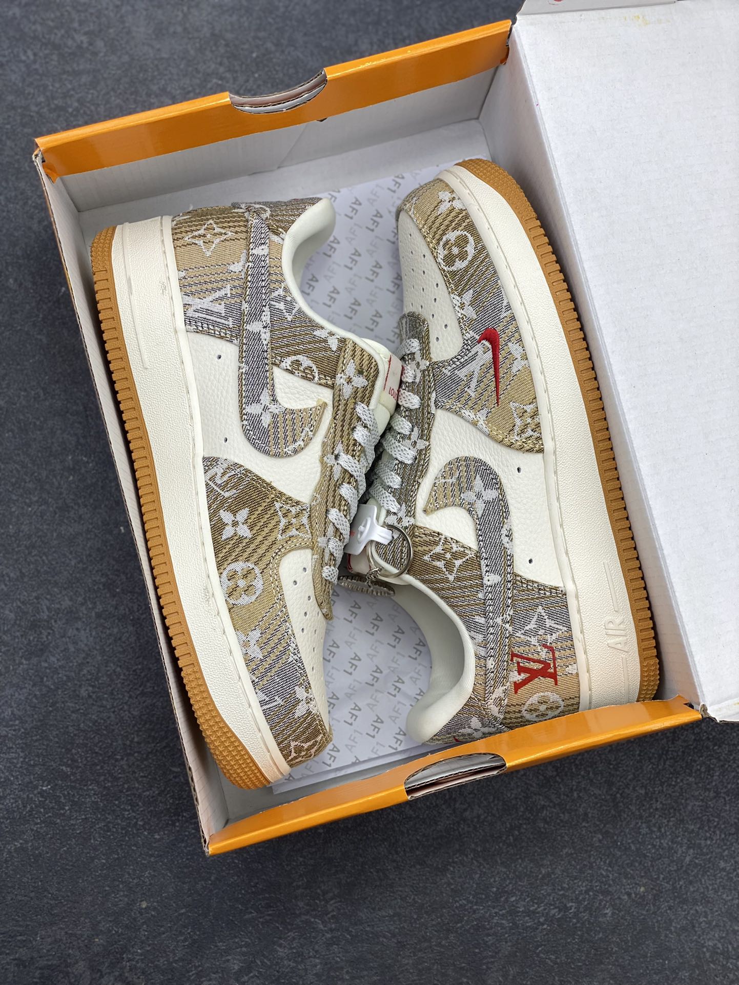 图片[9]-NIke Air Force 1 \’07 Low “LV联名——灰棕花布”空军一号 低帮 运动鞋 休闲鞋 折边针车 工艺难度大 原楦头原纸板 原装鞋盒 定制五金配件 内置全掌气垫 原厂鞋底 货号：DF0188-076 尺码：36 36.5 37.5 38 38.5 39 40 40.5 41 42 42.5 43 44 44.5 45-选品中心