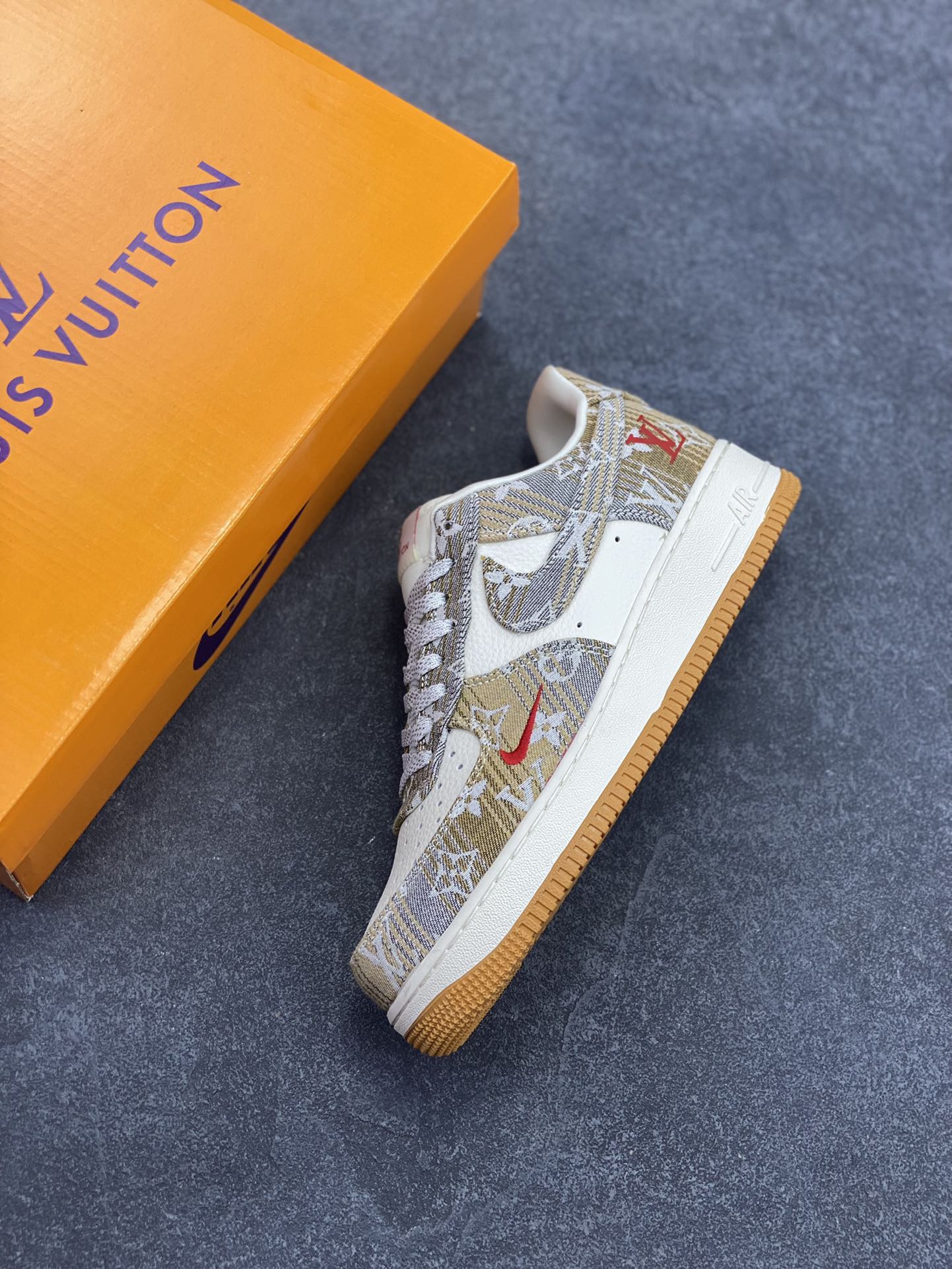 图片[7]-NIke Air Force 1 \’07 Low “LV联名——灰棕花布”空军一号 低帮 运动鞋 休闲鞋 折边针车 工艺难度大 原楦头原纸板 原装鞋盒 定制五金配件 内置全掌气垫 原厂鞋底 货号：DF0188-076 尺码：36 36.5 37.5 38 38.5 39 40 40.5 41 42 42.5 43 44 44.5 45-选品中心