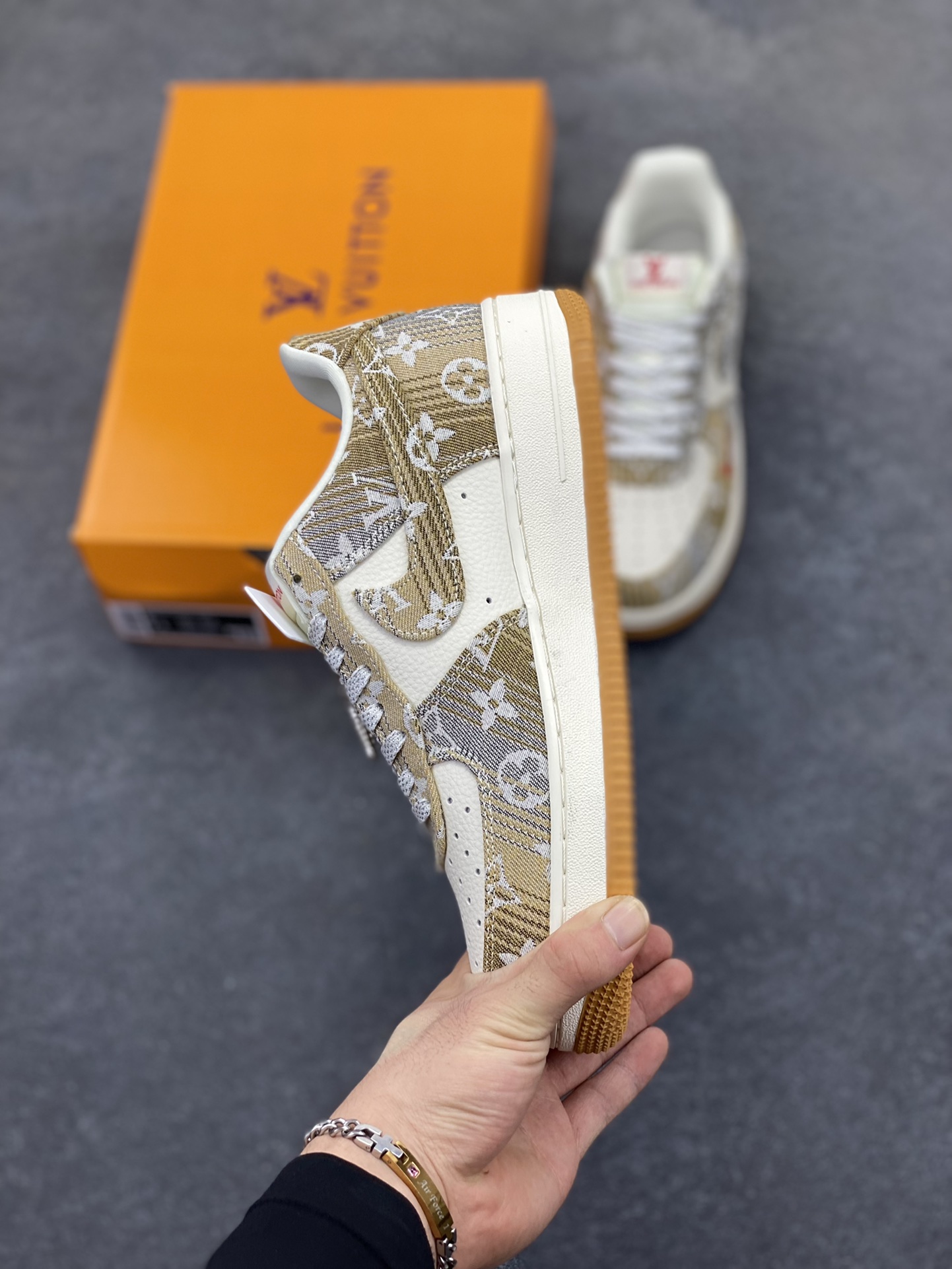 图片[3]-NIke Air Force 1 \’07 Low “LV联名——灰棕花布”空军一号 低帮 运动鞋 休闲鞋 折边针车 工艺难度大 原楦头原纸板 原装鞋盒 定制五金配件 内置全掌气垫 原厂鞋底 货号：DF0188-076 尺码：36 36.5 37.5 38 38.5 39 40 40.5 41 42 42.5 43 44 44.5 45-选品中心