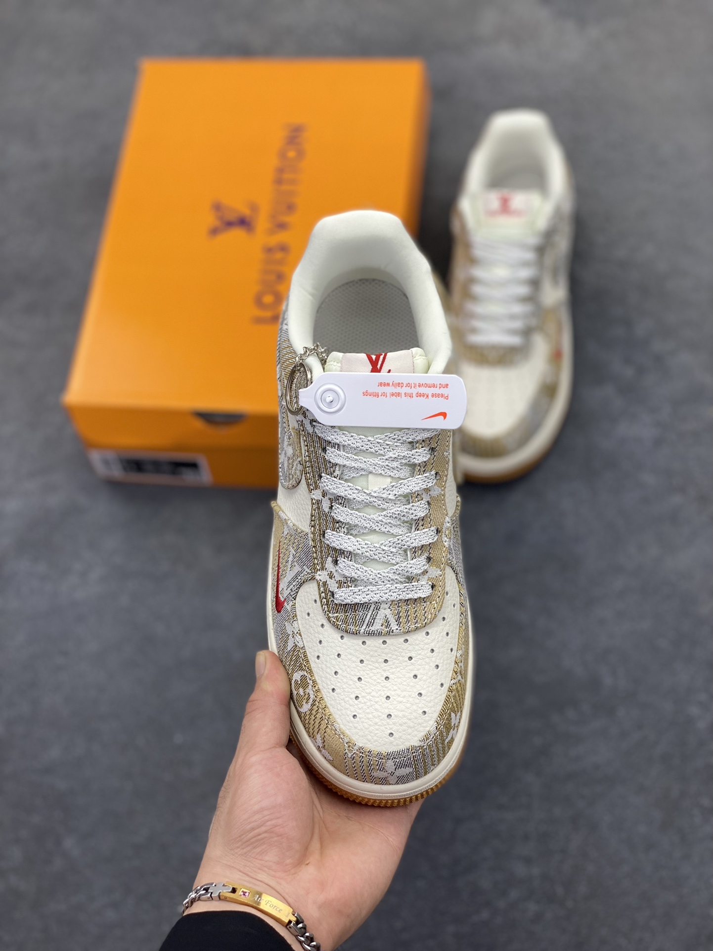图片[2]-NIke Air Force 1 \’07 Low “LV联名——灰棕花布”空军一号 低帮 运动鞋 休闲鞋 折边针车 工艺难度大 原楦头原纸板 原装鞋盒 定制五金配件 内置全掌气垫 原厂鞋底 货号：DF0188-076 尺码：36 36.5 37.5 38 38.5 39 40 40.5 41 42 42.5 43 44 44.5 45-选品中心
