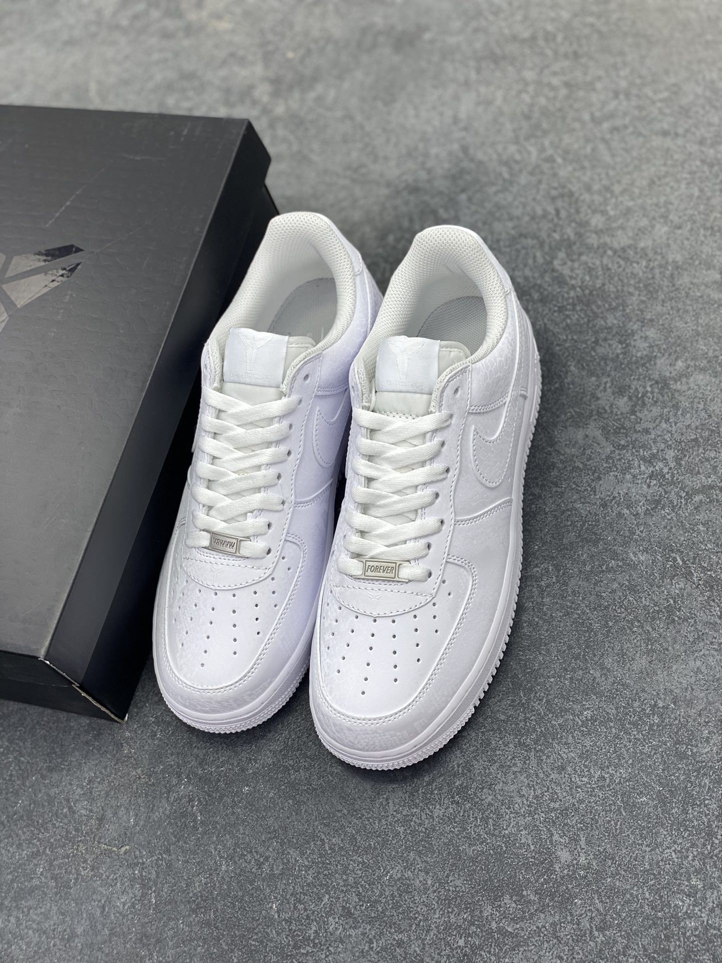 图片[8]-Nike Air Force 1 Low 科比 空军一号低帮运动休闲板鞋 原楦头原纸板 打造纯正空军版型 专注外贸渠道 全掌内置蜂窝气垫 原盒配件 原厂中底钢印、拉帮完美 货号：IB0018-100 尺码：35.5 36 36.5 37.5 38 38.5 39 40 40.5 41 42 42.5 43 44 44.5 45 46 47-选品中心