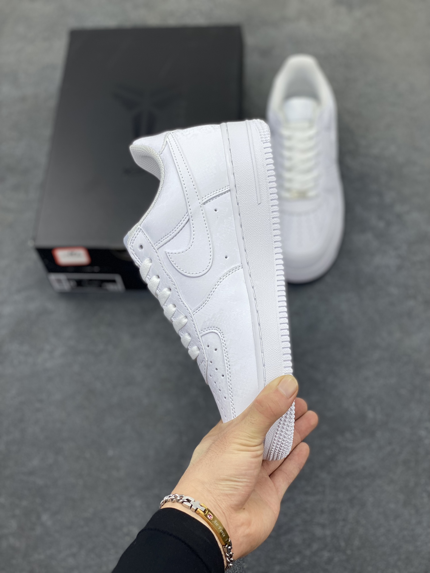 图片[3]-Nike Air Force 1 Low 科比 空军一号低帮运动休闲板鞋 原楦头原纸板 打造纯正空军版型 专注外贸渠道 全掌内置蜂窝气垫 原盒配件 原厂中底钢印、拉帮完美 货号：IB0018-100 尺码：35.5 36 36.5 37.5 38 38.5 39 40 40.5 41 42 42.5 43 44 44.5 45 46 47-选品中心