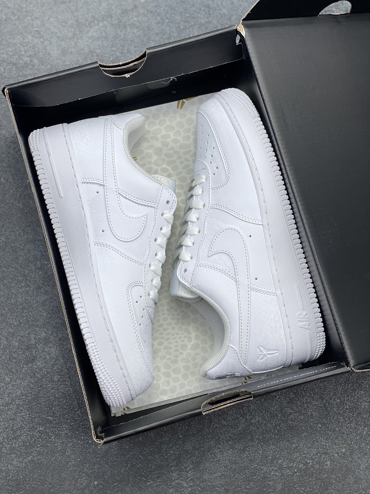 图片[9]-Nike Air Force 1 Low 科比 空军一号低帮运动休闲板鞋 原楦头原纸板 打造纯正空军版型 专注外贸渠道 全掌内置蜂窝气垫 原盒配件 原厂中底钢印、拉帮完美 货号：IB0018-100 尺码：35.5 36 36.5 37.5 38 38.5 39 40 40.5 41 42 42.5 43 44 44.5 45 46 47-选品中心