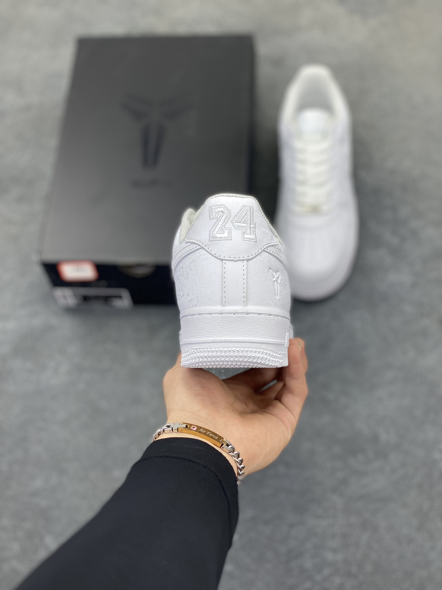 图片[4]-Nike Air Force 1 Low 科比 空军一号低帮运动休闲板鞋 原楦头原纸板 打造纯正空军版型 专注外贸渠道 全掌内置蜂窝气垫 原盒配件 原厂中底钢印、拉帮完美 货号：IB0018-100 尺码：35.5 36 36.5 37.5 38 38.5 39 40 40.5 41 42 42.5 43 44 44.5 45 46 47-选品中心