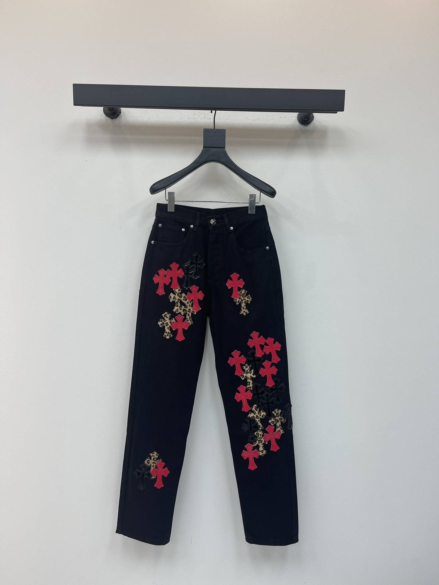 NO:486472,Chrome Heart* new limited black and red leopard print Sanskrit cross leather couple's washing jeans. Different washable styles are very friendly to those with thin legs and thick legs. The straight style is very modified. The medium length is timeless and easy to match. The basic style of various styles is a must-have in the wardrobe!  The fabric is hard and has the effect of softness without losing texture on the upper body. The washing process is even more perfect, and it is a must-have for everyone!  !  !  Size 28.30.32.34.36, chrome hearts, chrome hearts, jeans, alexander wang19860909Chrome Heart*克罗心新款限定黑红豹纹梵文十字架拼皮情侣款水洗牛仔裤.不同水洗质感的款式,对腿细腿粗人士十分友好,直筒的版型十分修饰腿型 永不过时的适中长度,搭配起来轻松随意,各种风格的造型基础,衣橱中的必备款！面料硬挺的同时又做到了上身柔软而不失质感的效果,洗水工艺更是做到了极致,人手必备款！！！ 尺码28.30.32.34.36,,chrome hearts,chrome hearts,jeans,alexander wang,Women's clothing