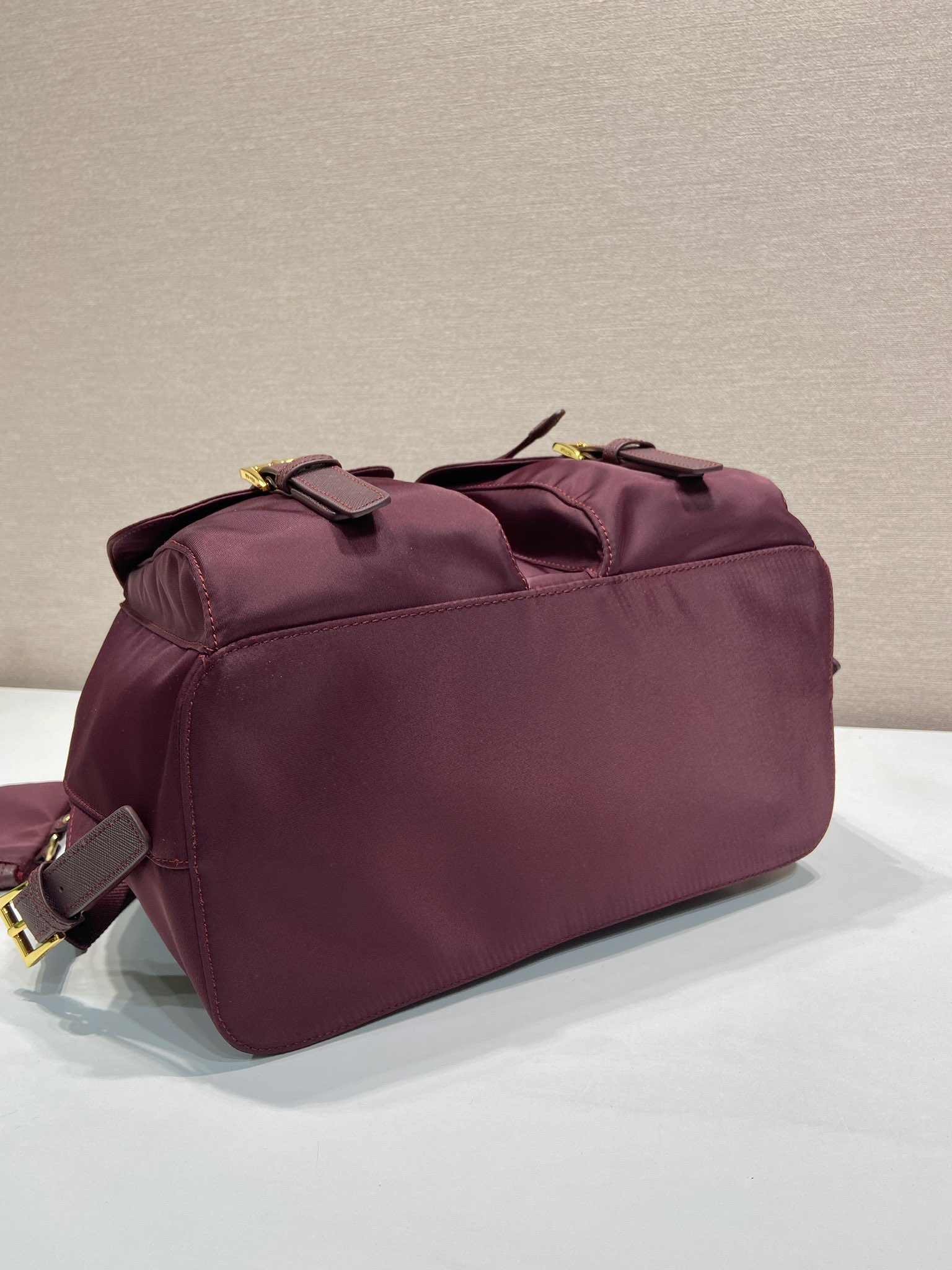 ナイロン リュック サフィアーノレザー 三角形ロゴ 軽量 取外しポーチ付