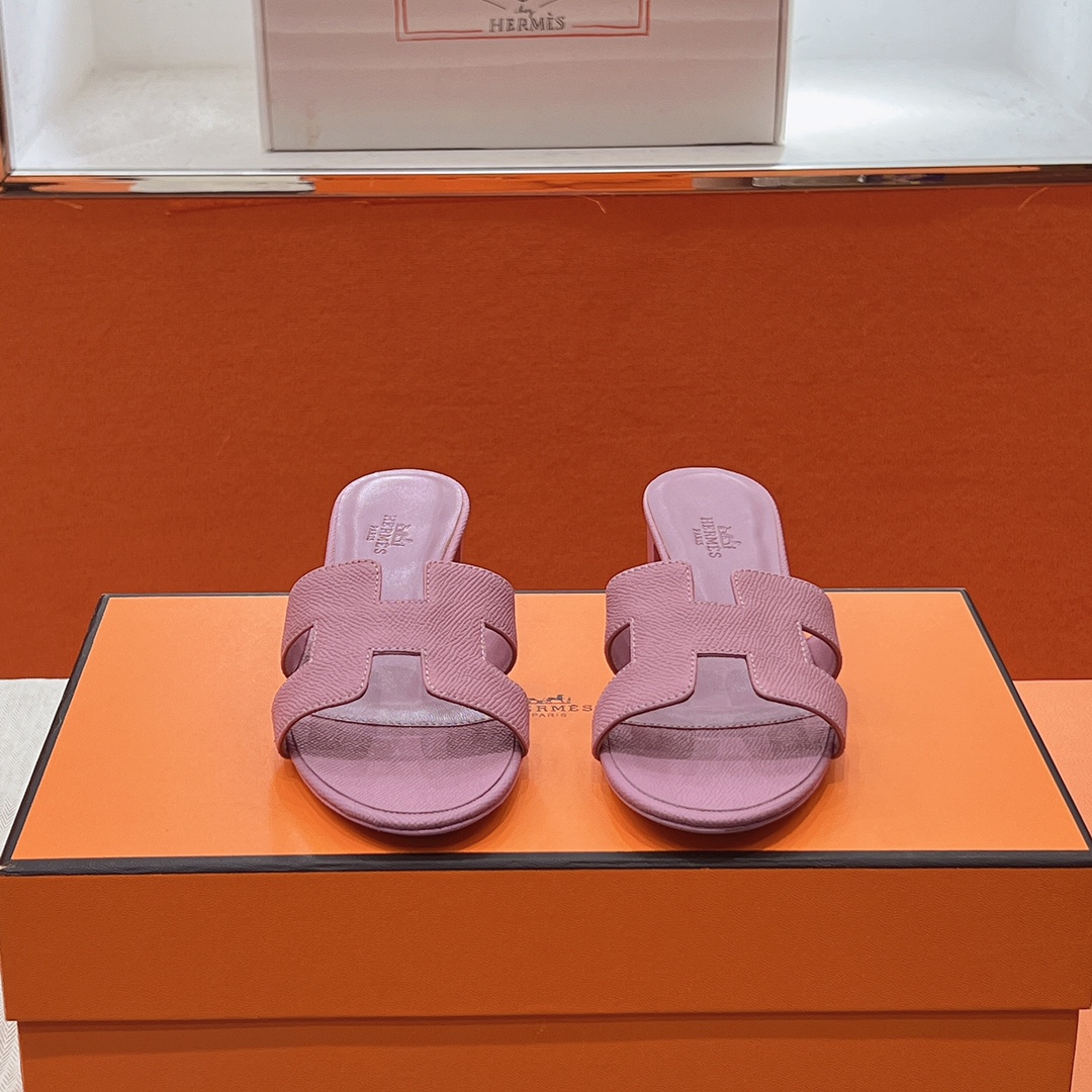 NO:496746,The latest original outsole of the official website brand HERMES official website latest color system code number 35-40 full size (34 41 42 custom made without return or replacement) upper material is purely imported from Italy Esom leather sole material is zero crack genuine leather mid-sole fully dyed HERMES purely imported from Italy Esom leather Oran sandals Latest color matching, more comfortable on the feet, H has historical representative works, eternal classic H sandals, both at home and travel, this shoe is the finishing touch of your wardrobe, with super high appearance on the feet, slippers, hermes, sandals, slippers19860909官网最新原产大底 品牌HERMES官网最新色系 码数35-40全码(34 41 42定做不退不换) 鞋面材质纯进口意大利 Esom皮 鞋底材质零裂缝真皮中大底全透染 HERMES 纯进口意大利 Esom皮 Oran凉鞋 最新配色,上脚更舒适,H有历史代表作品,永恒经典款H凉拖,居家出行两不误,此鞋款是您衣柜的点睛之笔,上脚颜值超高,拖鞋,hermes,sandals,slippers,Women's Shoes
