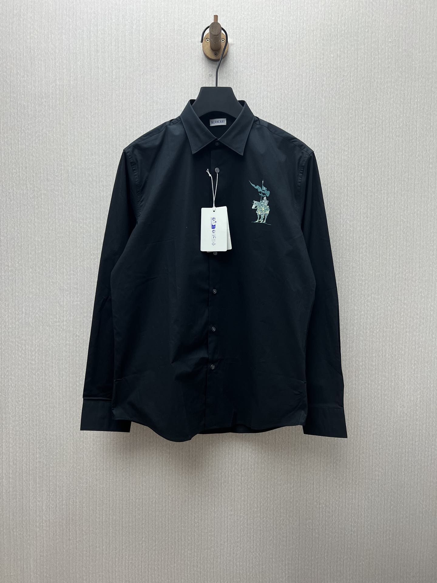 La nueva camisa 25ss de Burberry está confeccionada con tejido de popelina de algodón. Confeccionado en un taller itali…