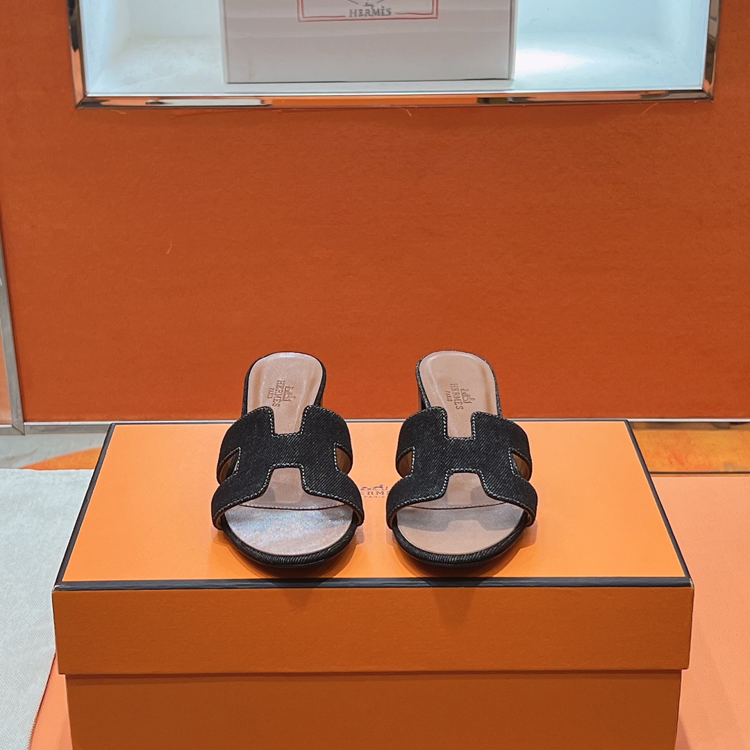 NO:512370,The latest original outsole of the official website brand HERMES official website latest color system code number 35-40 full size (34 41 42 custom made without return or replacement) upper material is purely imported from Italy leather cloth sole material is zero crack genuine leather mid-sole fully dyed HERMES purely imported from Italy Esom leather Oran sandals Latest color matching, more comfortable on the feet, H has historical representative works, eternal classic H sandals, both at home and travel, this shoe is the finishing touch of your wardrobe, with super high appearance on the feet, slippers, hermes, sandals, slippers19860909官网最新原产大底 品牌HERMES官网最新色系 码数35-40全码(34 41 42定做不退不换) 鞋面材质纯进口意大利 皮布 鞋底材质零裂缝真皮中大底全透染 HERMES 纯进口意大利 Esom皮 Oran凉鞋 最新配色,上脚更舒适,H有历史代表作品,永恒经典款H凉拖,居家出行两不误,此鞋款是您衣柜的点睛之笔,上脚颜值超高,拖鞋,hermes,sandals,slippers,Women's Shoes