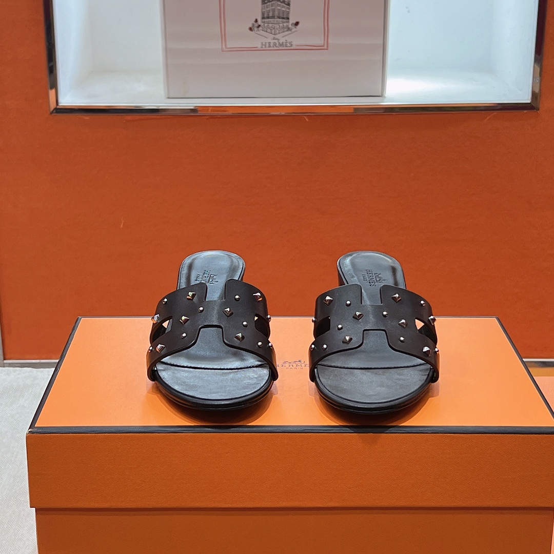 NO:512374,The latest original outsole of the official website brand HERMES official website latest color system code number 35-40 full size (34 41 42 custom made without return or replacement) upper material is purely imported from Italy leather stitching sole material is zero crack genuine leather mid-sole fully dyed HERMES purely imported from Italy Esom leather Oran sandals Latest color matching, more comfortable on the feet, H has historical representative works, eternal classic H sandals, both at home and travel, this shoe is the finishing touch of your wardrobe, with super high appearance on the feet, slippers, hermes, sandals, slippers19860909官网最新原产大底 品牌HERMES官网最新色系 码数35-40全码(34 41 42定做不退不换) 鞋面材质纯进口意大利 皮缝线 鞋底材质零裂缝真皮中大底全透染 HERMES 纯进口意大利 Esom皮 Oran凉鞋 最新配色,上脚更舒适,H有历史代表作品,永恒经典款H凉拖,居家出行两不误,此鞋款是您衣柜的点睛之笔,上脚颜值超高,拖鞋,hermes,sandals,slippers,Women's Shoes