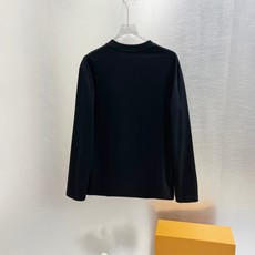 🌹Prada普拉达 2025秋冬 圆领刺绣短袖T恤打底衫 元素性的Logo徽章凸显休闲时尚魅力,依然独领 🌹Prada普拉达 2025秋冬 圆领刺绣短袖T恤打底衫 元素性的Logo徽章凸显休闲时尚魅力,依然独领