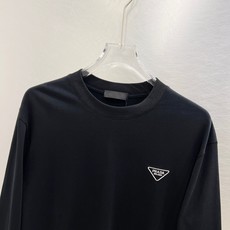 🌹Prada普拉达 2025秋冬 圆领刺绣短袖T恤打底衫 元素性的Logo徽章凸显休闲时尚魅力,依然独领 🌹Prada普拉达 2025秋冬 圆领刺绣短袖T恤打底衫 元素性的Logo徽章凸显休闲时尚魅力,依然独领