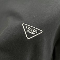 🌹Prada普拉达 2025秋冬 圆领刺绣短袖T恤打底衫 元素性的Logo徽章凸显休闲时尚魅力,依然独领 🌹Prada普拉达 2025秋冬 圆领刺绣短袖T恤打底衫 元素性的Logo徽章凸显休闲时尚魅力,依然独领