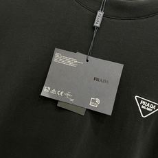 🌹Prada普拉达 2025秋冬 圆领刺绣短袖T恤打底衫 元素性的Logo徽章凸显休闲时尚魅力,依然独领 🌹Prada普拉达 2025秋冬 圆领刺绣短袖T恤打底衫 元素性的Logo徽章凸显休闲时尚魅力,依然独领