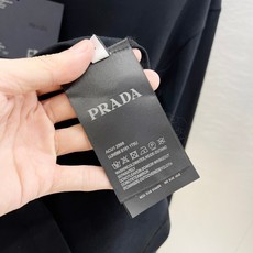🌹Prada普拉达 2025秋冬 圆领刺绣短袖T恤打底衫 元素性的Logo徽章凸显休闲时尚魅力,依然独领 🌹Prada普拉达 2025秋冬 圆领刺绣短袖T恤打底衫 元素性的Logo徽章凸显休闲时尚魅力,依然独领