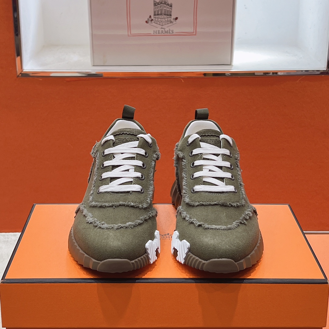 NO:668730,herme…sss25new arrival~ The most popular couple’s model at the counter, the first choice for H family’s distribution!  It is a classic Hermès model. It comes out in many colors every season. It is definitely one of the most worth buying products. If you have ever met a god or goddess, don’t miss it!  !  It is super light, super comfortable, not tiring after walking for a long time, not expensive, and there is a small loop at the back to assist wearing shoes. Top quality 35-44, can be customized 45 46, casual shoes/sports shoes, hermes, hermes, sneakers19860909herme…s ss25new arrival～ 专柜大热情侣款,H家配货首选鞋履！ 是爱马仕经典款 每一季都会出很多颜色 绝对是最值得买的配货之一 有遇到的男神女神!真的不要错过！！ 他超轻、超舒适 走久不累、价格不贵 后面还有个辅助穿鞋的小圈 顶级精品 35-44,可定做45 46,休闲鞋/运动鞋,hermes,hermes,sneakers,Women's Shoes