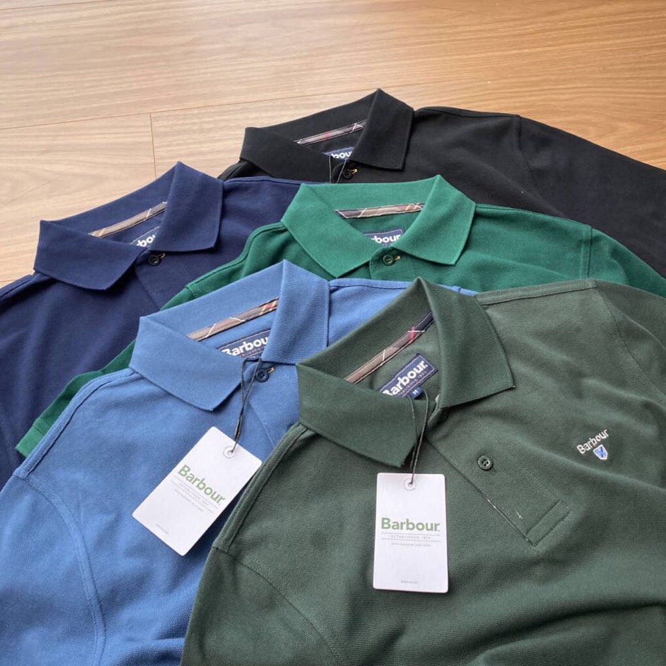 Barbour 经典男女同款情侣款，格纹领短袖翻领POLO衫|英伦经典，解锁夏日高级感\n作为英国百年老