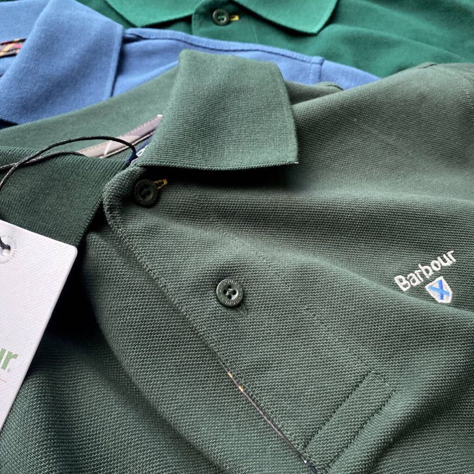 Barbour 经典男女同款情侣款，格纹领短袖翻领POLO衫|英伦经典，解锁夏日高级感\n作为英国百年老