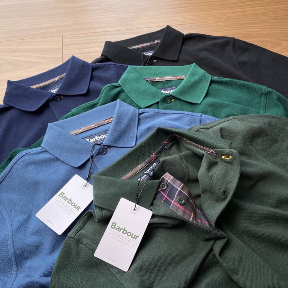 Barbour 经典男女同款情侣款，格纹领短袖翻领POLO衫|英伦经典，解锁夏日高级感\n作为英国百年老