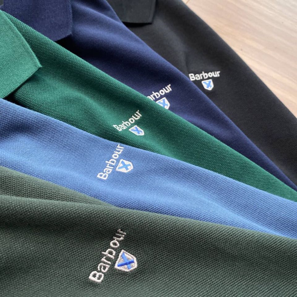 Barbour 经典男女同款情侣款，格纹领短袖翻领POLO衫|英伦经典，解锁夏日高级感\n作为英国百年老