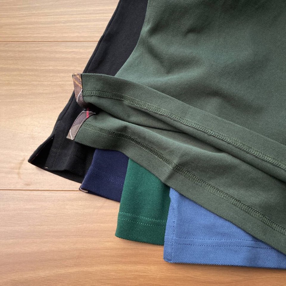 Barbour 经典男女同款情侣款，格纹领短袖翻领POLO衫|英伦经典，解锁夏日高级感\n作为英国百年老