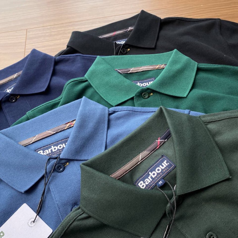 Barbour 经典男女同款情侣款，格纹领短袖翻领POLO衫|英伦经典，解锁夏日高级感\n作为英国百年老