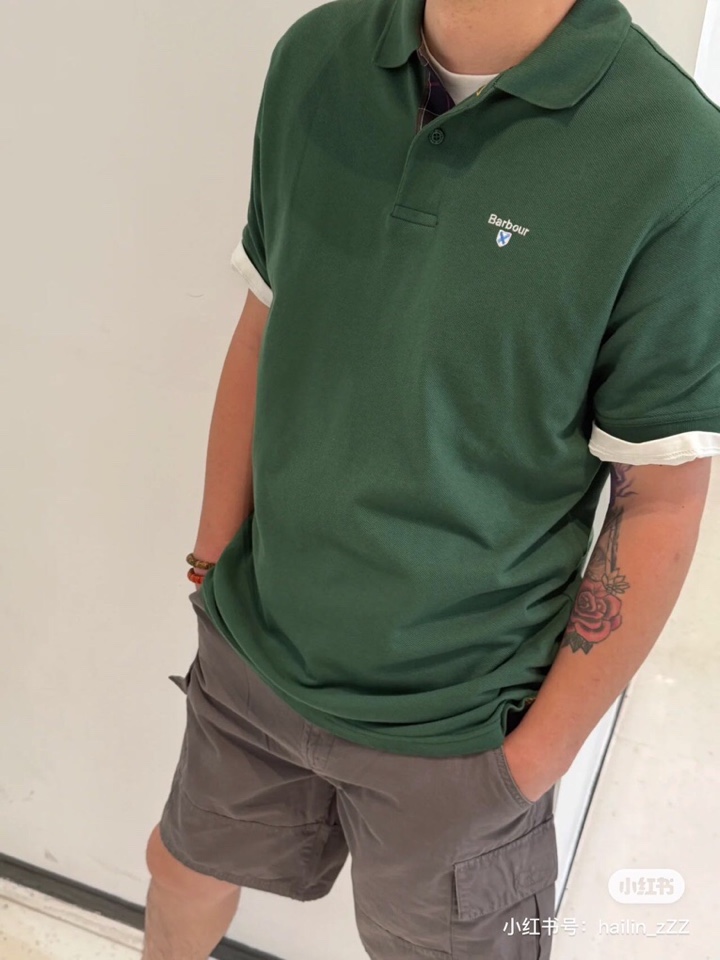 Barbour 经典男女同款情侣款，格纹领短袖翻领POLO衫|英伦经典，解锁夏日高级感\n作为英国百年老