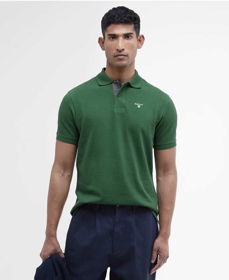 Barbour 经典男女同款情侣款，格纹领短袖翻领POLO衫|英伦经典，解锁夏日高级感\n作为英国百年老