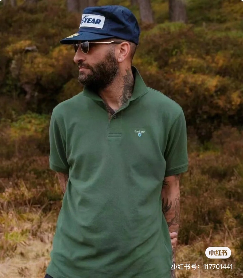 Barbour 经典男女同款情侣款，格纹领短袖翻领POLO衫|英伦经典，解锁夏日高级感\n作为英国百年老