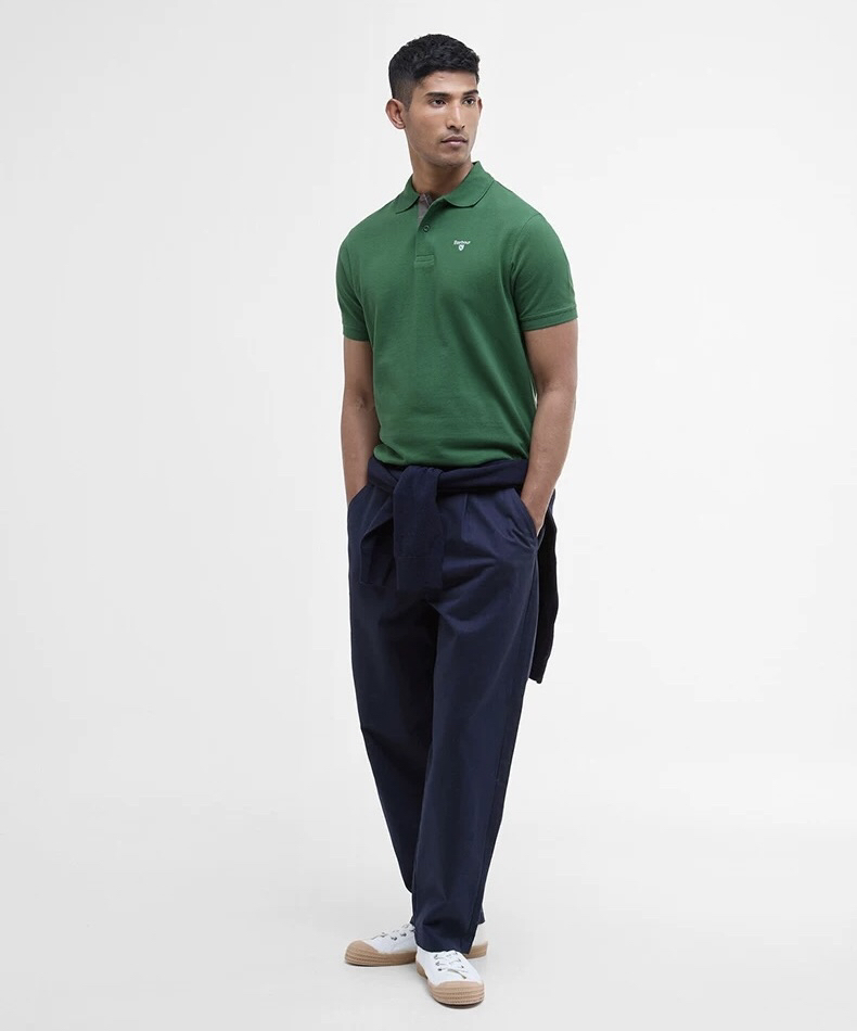 Barbour 经典男女同款情侣款，格纹领短袖翻领POLO衫|英伦经典，解锁夏日高级感\n作为英国百年老