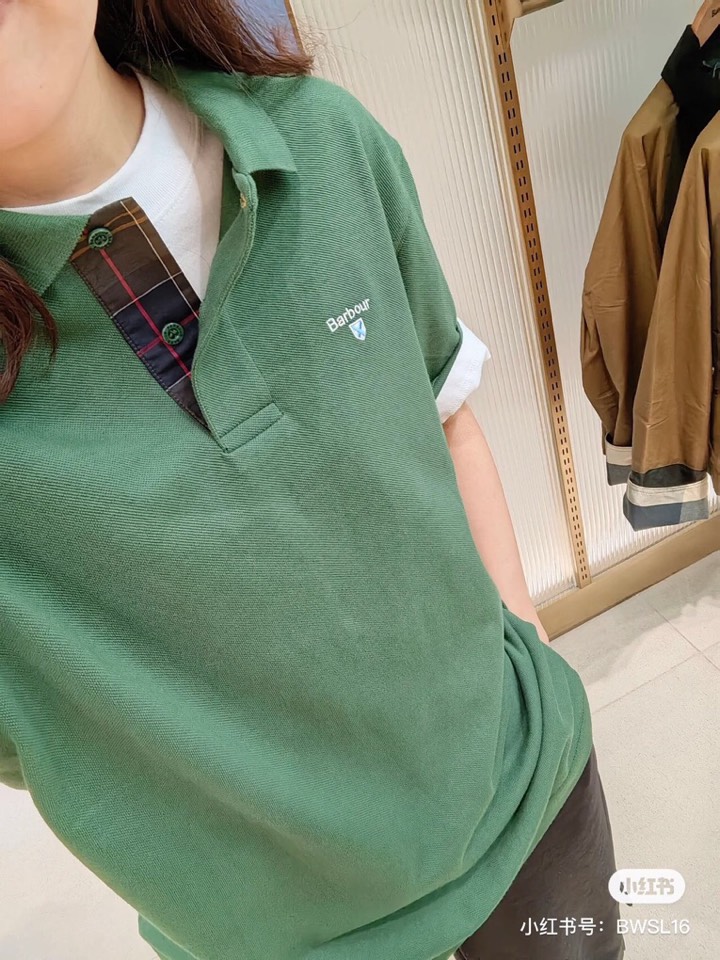 Barbour 经典男女同款情侣款，格纹领短袖翻领POLO衫|英伦经典，解锁夏日高级感\n作为英国百年老