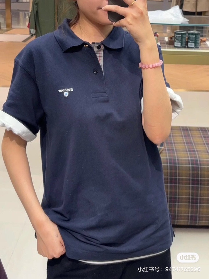 Barbour 经典男女同款情侣款，格纹领短袖翻领POLO衫|英伦经典，解锁夏日高级感\n作为英国百年老
