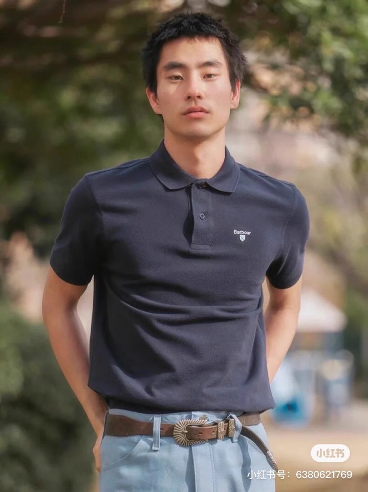 Barbour 经典男女同款情侣款，格纹领短袖翻领POLO衫|英伦经典，解锁夏日高级感\n作为英国百年老