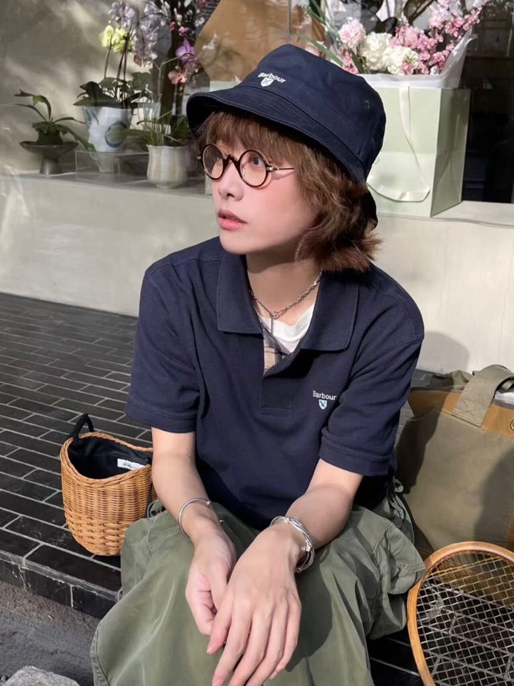 Barbour 经典男女同款情侣款，格纹领短袖翻领POLO衫|英伦经典，解锁夏日高级感\n作为英国百年老