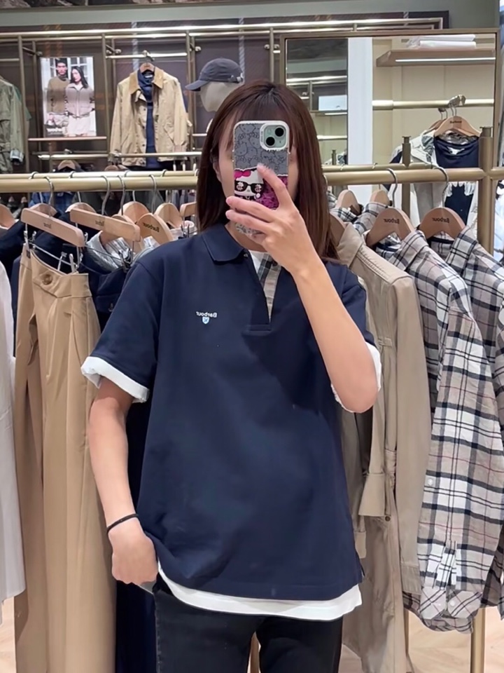 Barbour 经典男女同款情侣款，格纹领短袖翻领POLO衫|英伦经典，解锁夏日高级感\n作为英国百年老