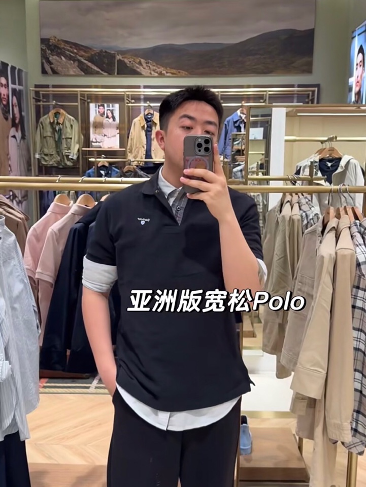 Barbour 经典男女同款情侣款，格纹领短袖翻领POLO衫|英伦经典，解锁夏日高级感\n作为英国百年老