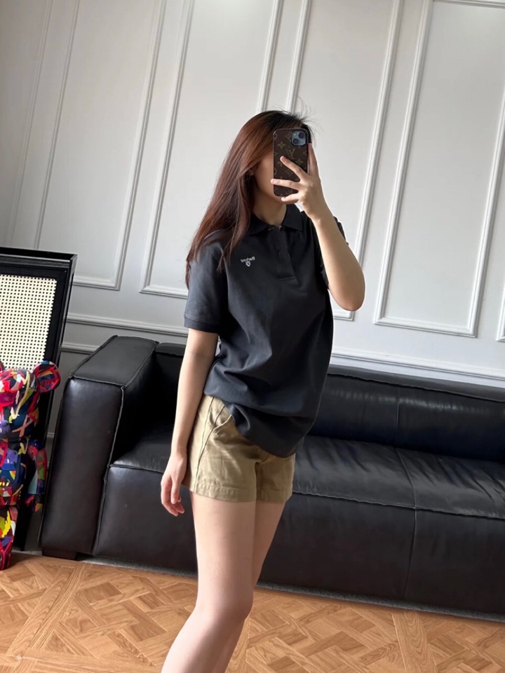 Barbour 经典男女同款情侣款，格纹领短袖翻领POLO衫|英伦经典，解锁夏日高级感\n作为英国百年老