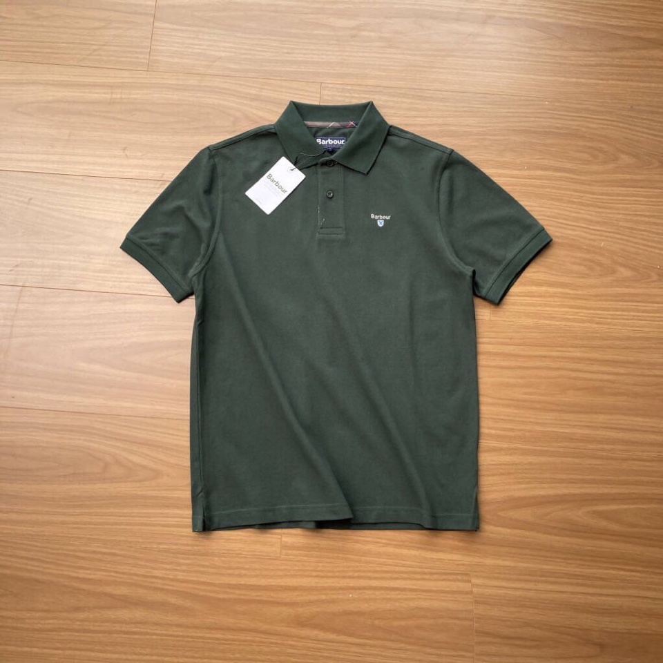 Barbour 经典男女同款情侣款，格纹领短袖翻领POLO衫|英伦经典，解锁夏日高级感\n作为英国百年老