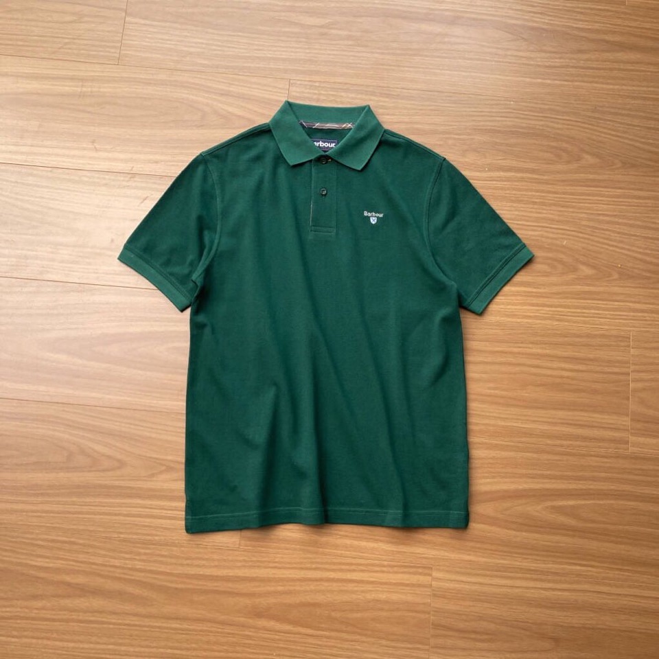 Barbour 经典男女同款情侣款，格纹领短袖翻领POLO衫|英伦经典，解锁夏日高级感\n作为英国百年老