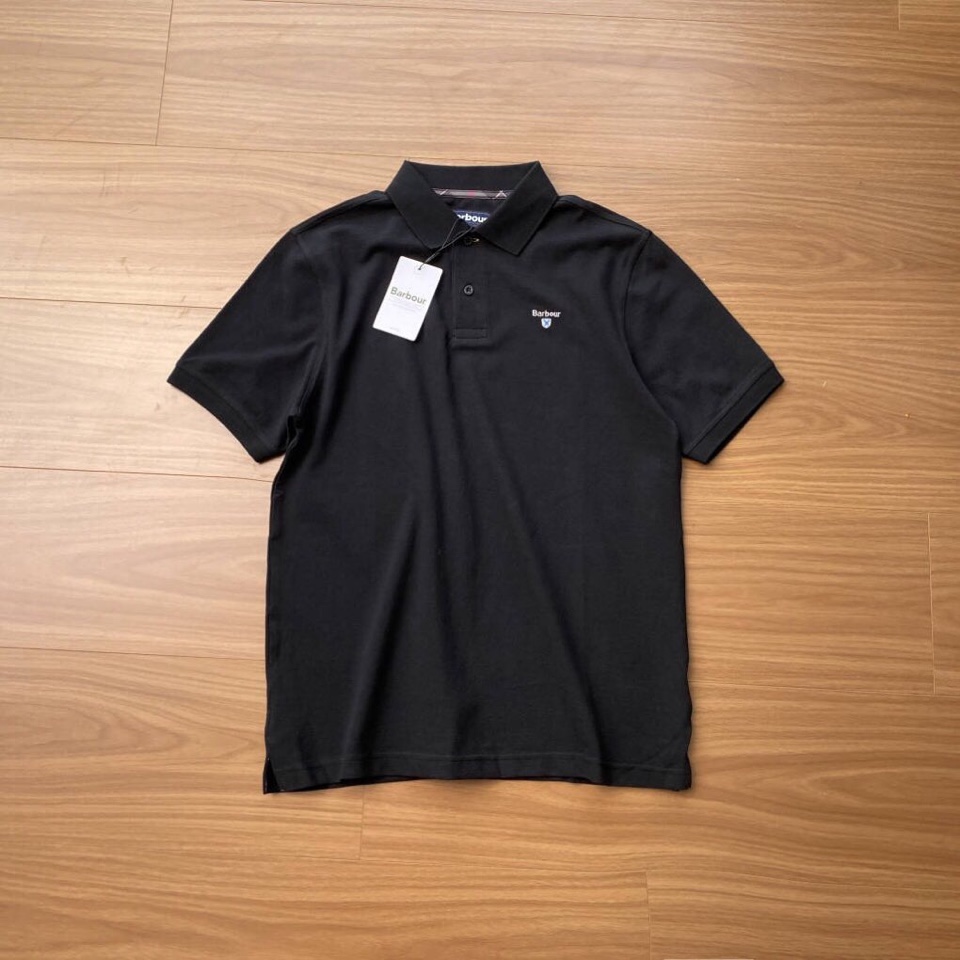 Barbour 经典男女同款情侣款，格纹领短袖翻领POLO衫|英伦经典，解锁夏日高级感\n作为英国百年老